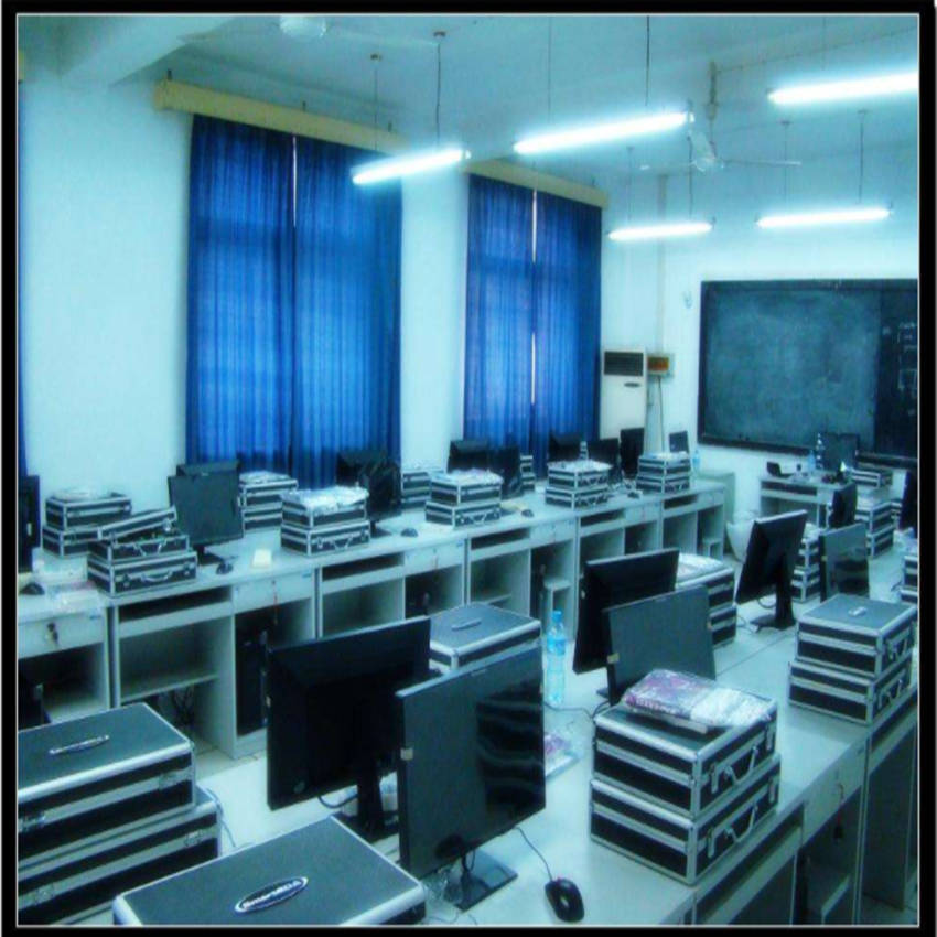 電子信息工程實(shí)訓(xùn)室 從儀器到鑷子的精細(xì)世界